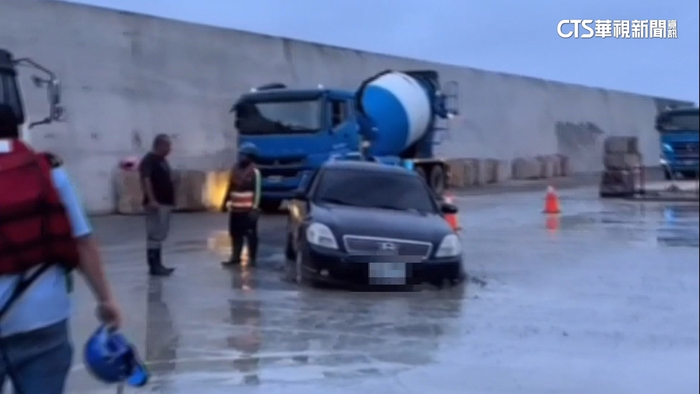 導航失靈！　轎車闖水泥灌漿地　前輪卡住動彈不得