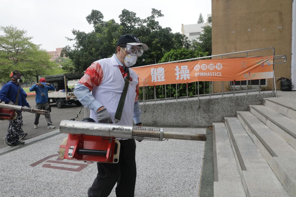 全心守護全運會選手健康 黃偉哲親揹噴藥機力抗登革熱
