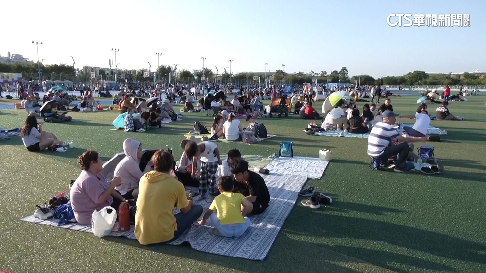 搶睹焰火風采！　民眾擠中央公園.墓地一排腳架卡位