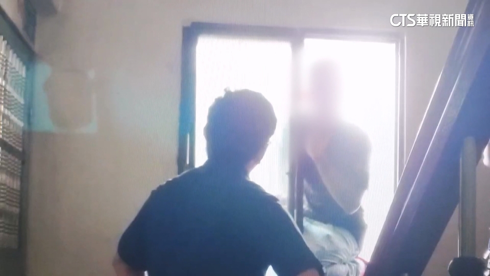 嘉市轎車自撞安全島　乘客跳車爬陽台「對峙警方」