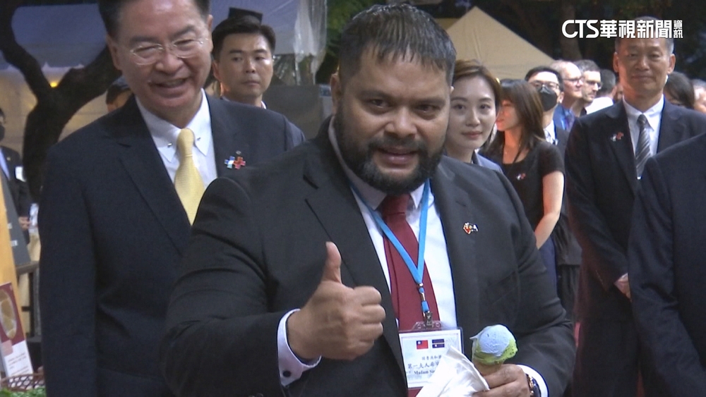 國慶酒會變「試吃大會」！？　諾魯總統大讚地球冰淇淋