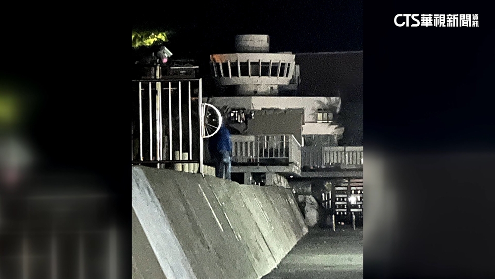 高雄男鬼月戴骷顱頭　嚇西子灣遊客遭罰1200元