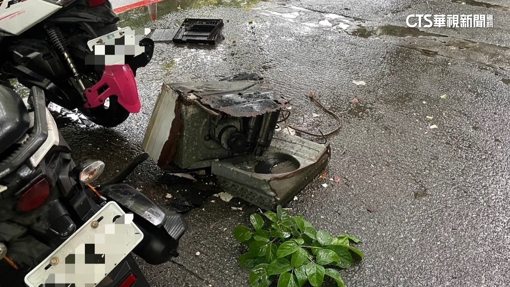 驚！窗型冷氣三樓摔落　住戶：幸未砸傷人