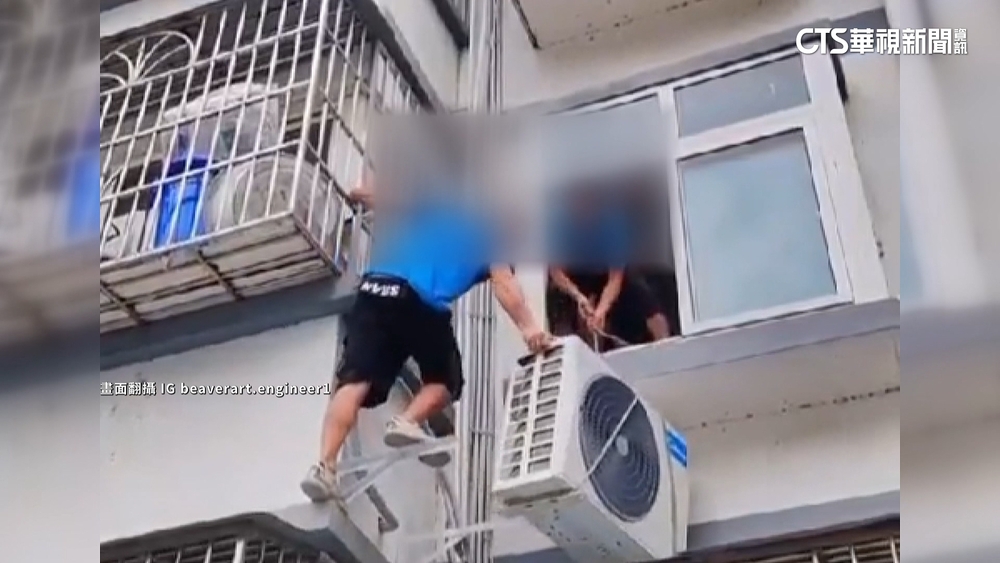 險！　冷氣師傅未綁安全繩　單手抓30公斤室外機