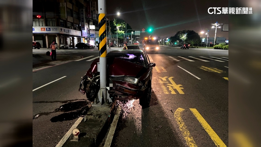 駕駛恍神撞斷防撞桿　轎車變形.零件四散