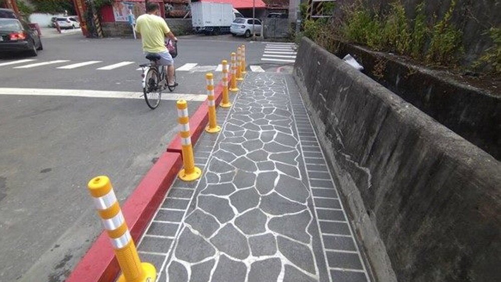 北市新工處在北投區大興街與公館路口，試辦實體人車分隔設施。圖／北市新工處提供