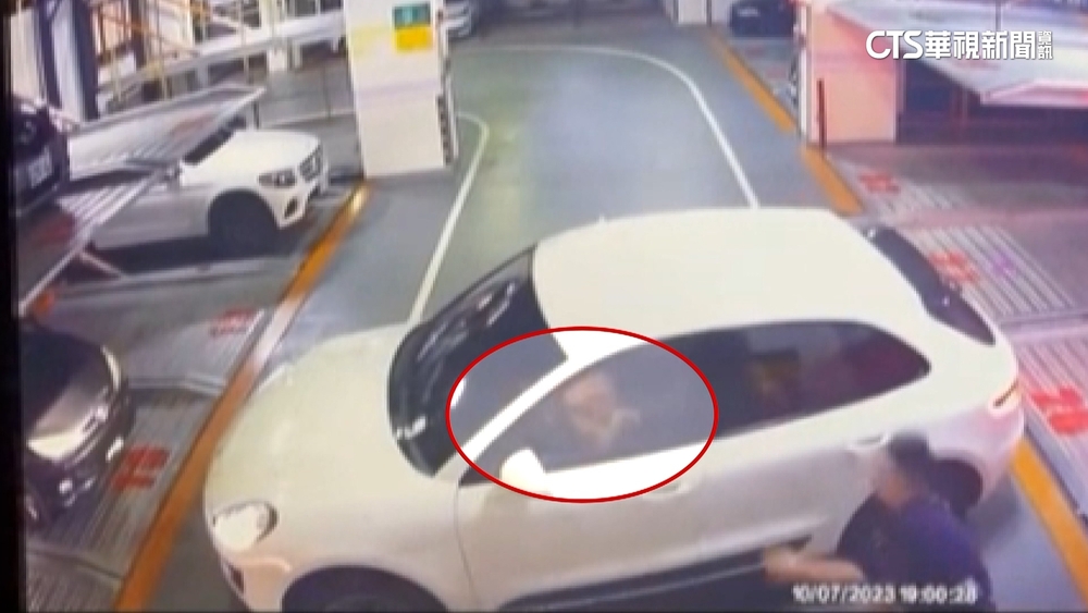 駕駛突摔出車！　副駕女彎腰手按剎車阻撞車