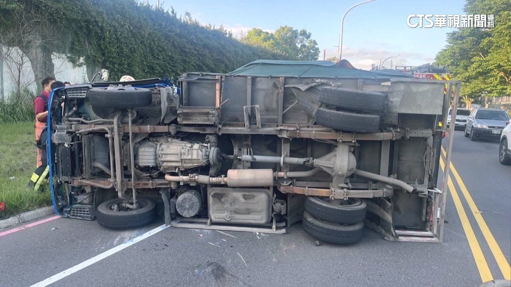 新北新莊5車連環撞釀1死3傷　貨車乘客卡車底亡