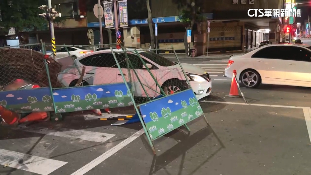 疑疲勞駕駛釀禍！　開轎車恍神自撞施工圍籬