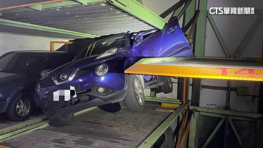 車內有人！　男按鈕領車沒注意　駕駛險遭夾驚逃