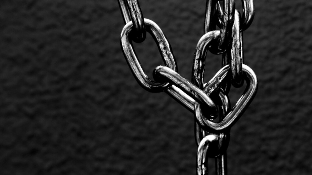 6歲女童遭鐵鍊套脖鎖浴室　母曝背後原因