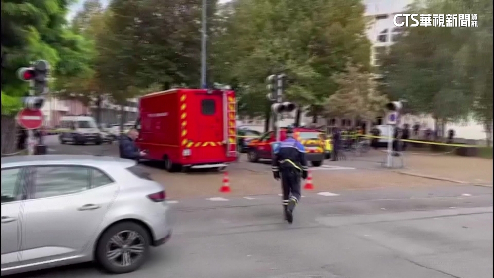 法男持刀闖高中攻擊　1死2重傷.警朝「恐攻」偵辦