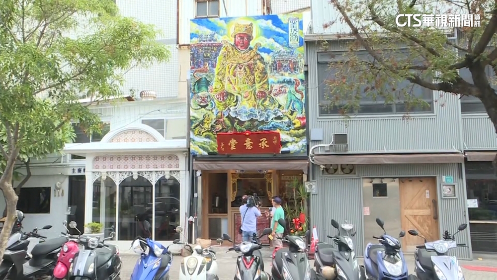 吸睛！台南「神明廳」風格飲料店　屏東麵店隱身廟內