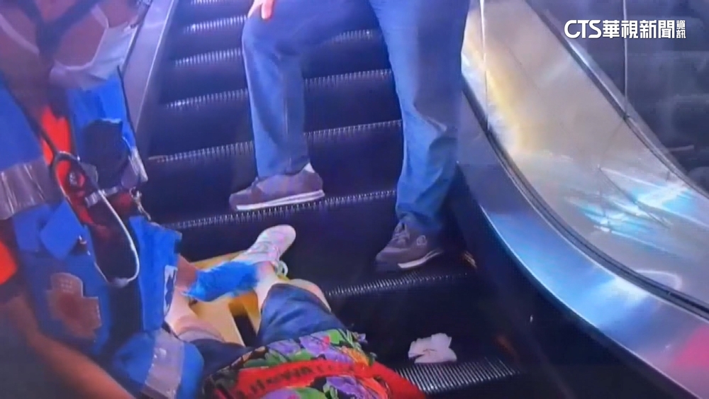 雙手提行李箱搭高鐵電扶梯　婦沒站穩慘摔