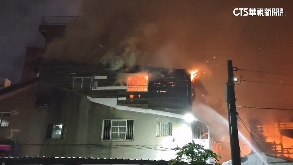 高雄連棟木造屋起火　屋頂燒到險垮.火勢波及鄰屋