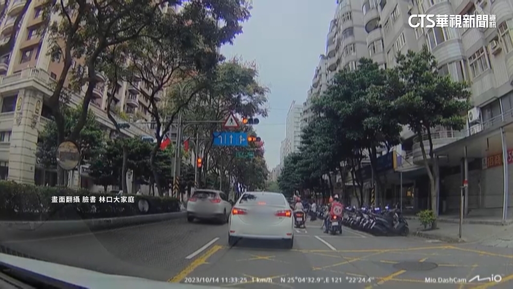 砰！白車闖紅燈撞飛女童　重摔在地家長嚇壞