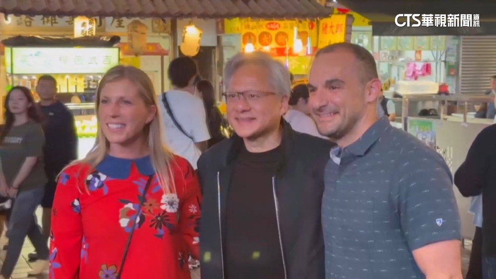 獨家！　「AI教父」黃仁勳現身寧夏夜市　民眾搶合照