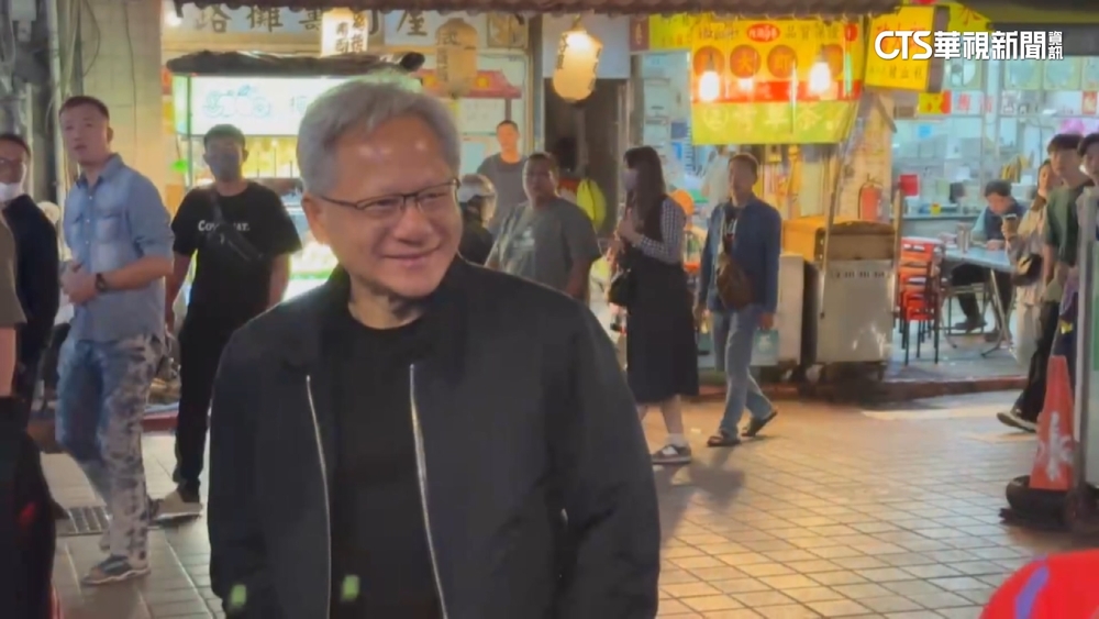 獨！黃仁勳現身寧夏夜市　民眾搶合照.請吃炸魷魚
