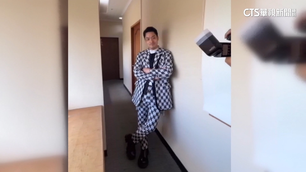 北市長蔣萬安時裝週試裝　兩款不同造型獲好評