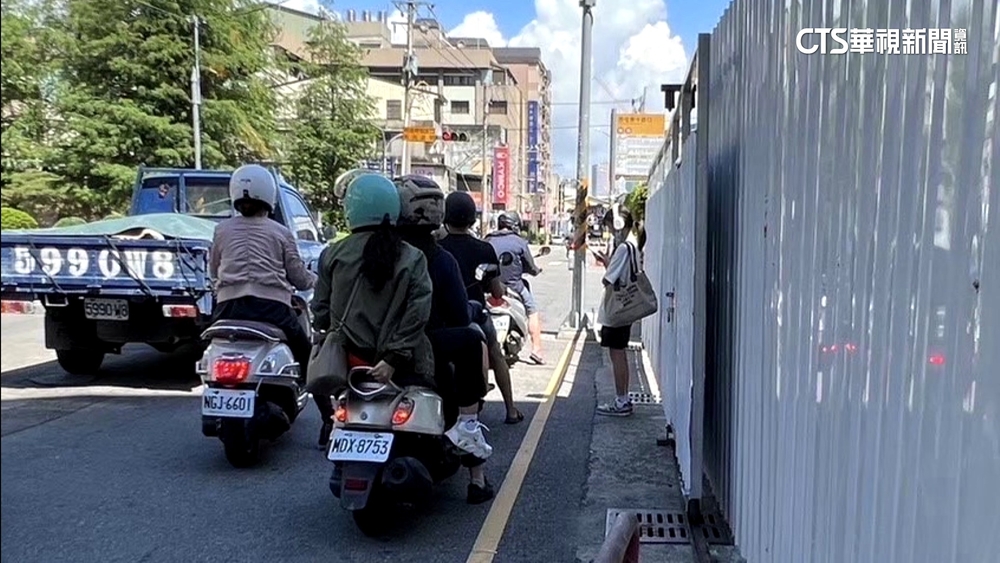 離馬路不到1米！　學生「貼壁」等公車　民憂出「撞」況