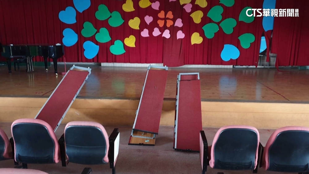 練唱到一半站梯倒塌！東湖國小10學童遭壓傷