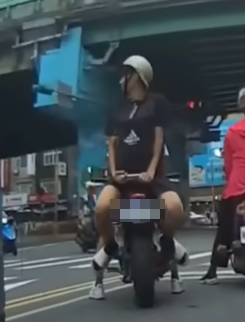 男子反戴安全帽 / 圖片翻攝自 WoWtchout - 地圖型行車影像分享平台