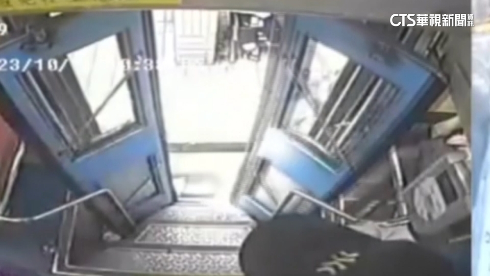 基隆公車車門突故障關閉　婦人跌落疑腦震盪