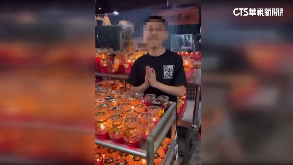 光明燈當生日蠟燭吹！　男惡搞「泡麵土地公」拍片