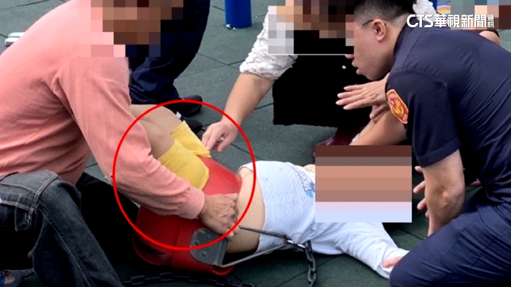 6歲童坐「尿布型」鞦韆卡住　警民「拆解」助脫困
