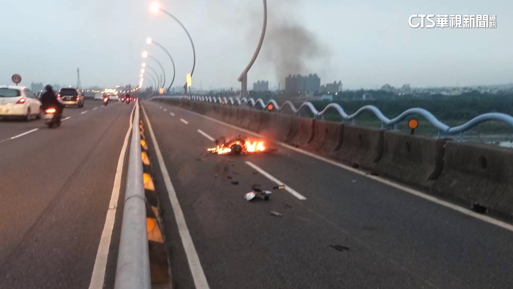 高屏大橋機車.自行車碰撞　燒成火球2騎士受傷