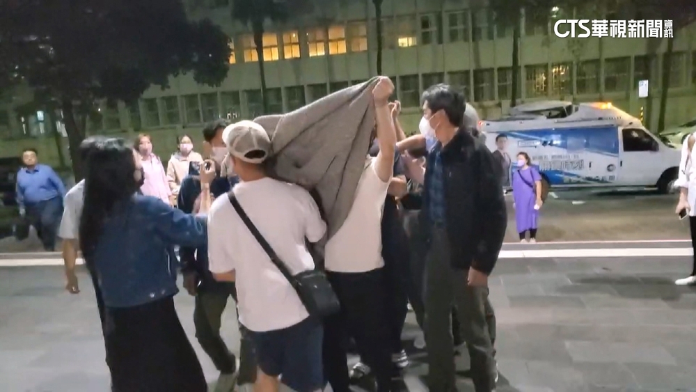 心靈成長機構遭檢舉　負責人移送親友毛毯遮擋