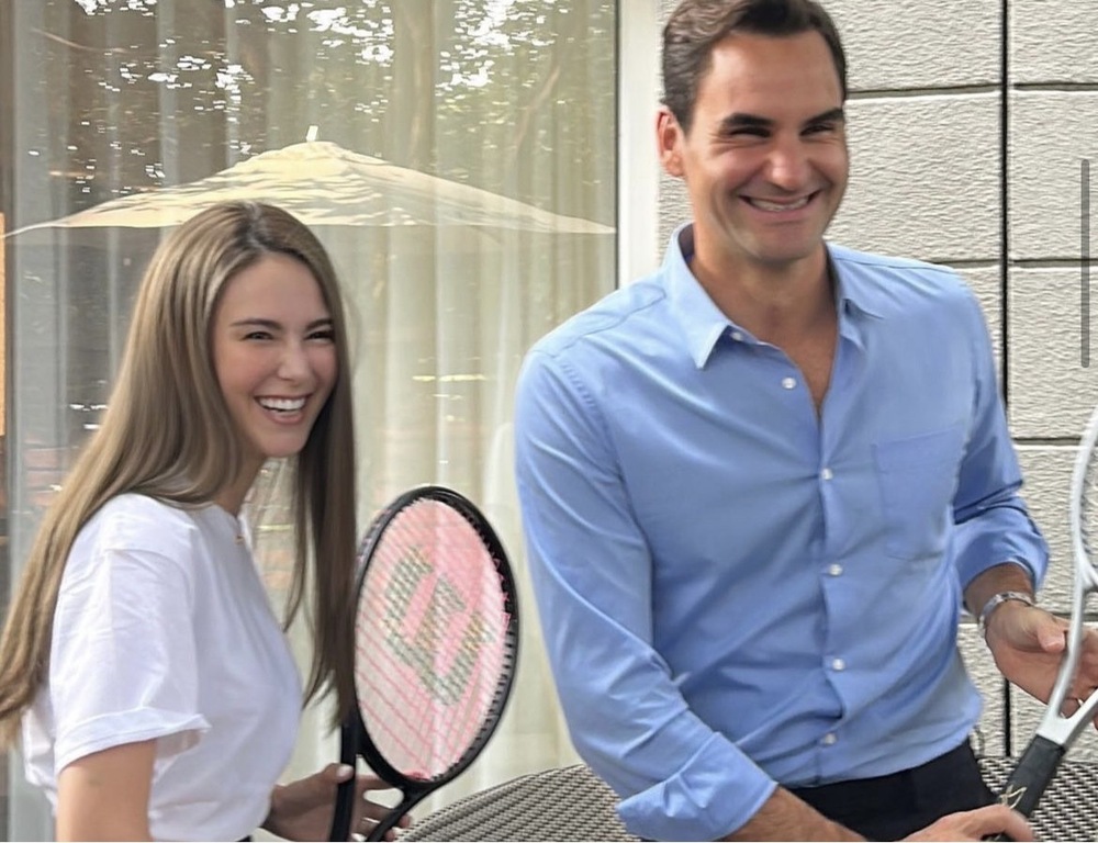 昆凌同框球王費德勒！一起揮拍、看手機　周杰倫笑喊：希望球技進步