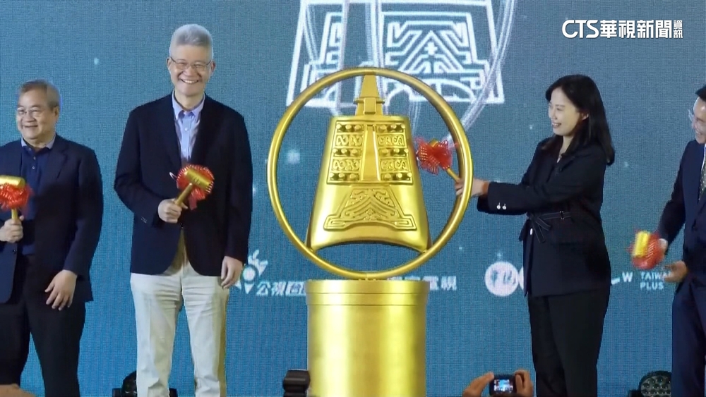 華視三節目入圍金鐘！　董事長胡元輝敲響金鐘慶賀