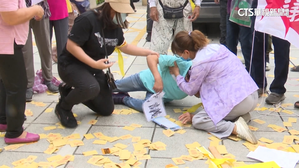 憂公墓「種電」危害健康　八旬婦抗議熱昏送醫