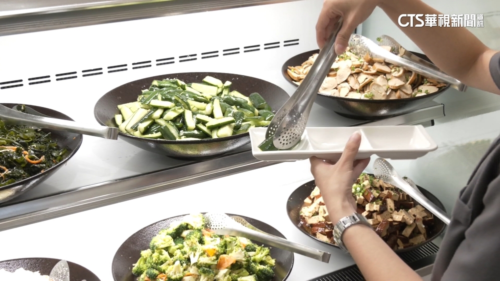 不怕虧！麵店小菜無限吃　限時+快速上餐拚翻桌