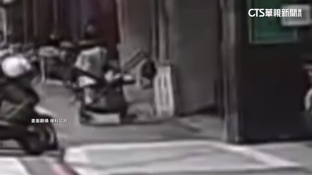 母自顧滑手機！　嬰兒車「沒人推」險溜到馬路上