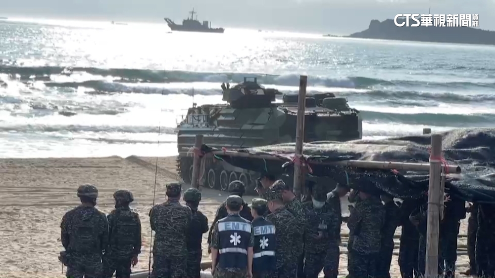 睽違34年！　七星潭近空軍基地列「紅色海灘」