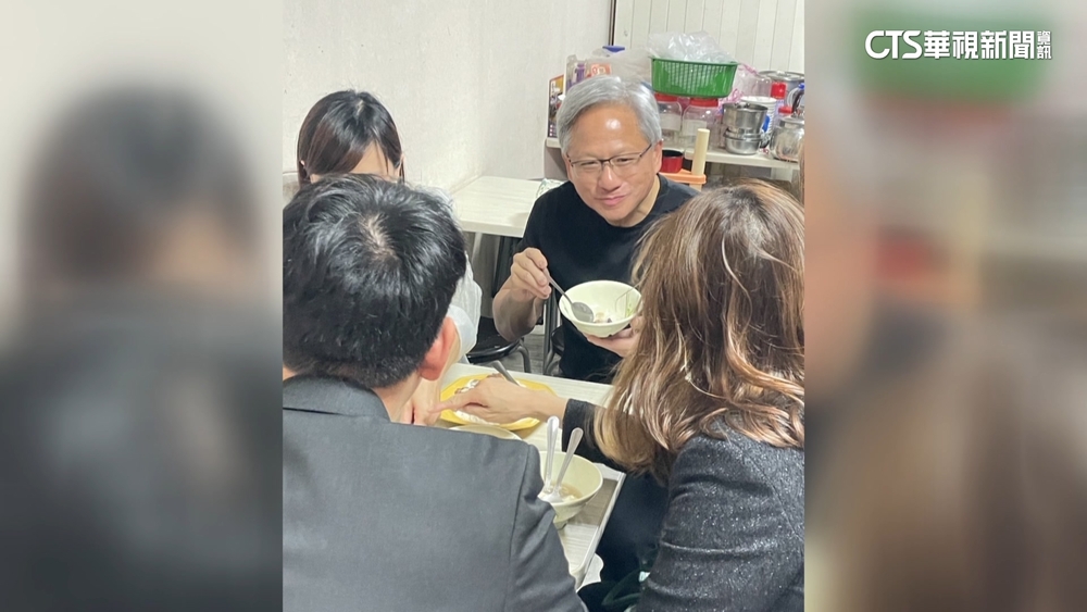黃仁勳陽光商圈啖美食　嚐豬腳.吃豆花.買話梅