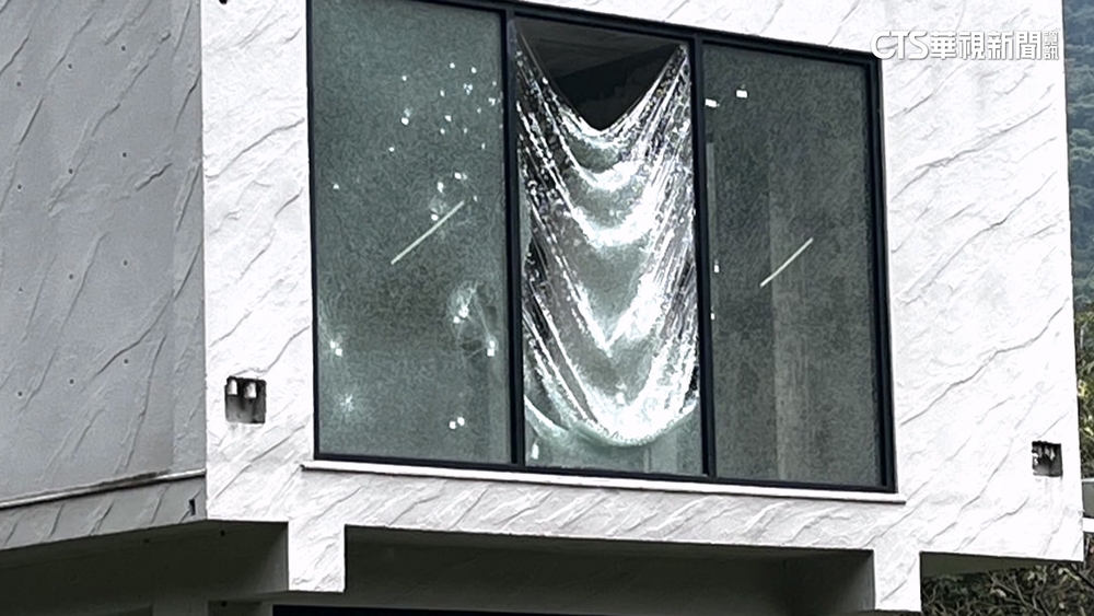 住宅遭開槍玻璃全彈孔　苗前議員批「治安敗壞」