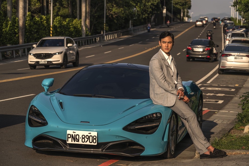 阮經天在《車頂上的玄天上帝》中特別演出富商一角 / 圖 甲上娛樂提供