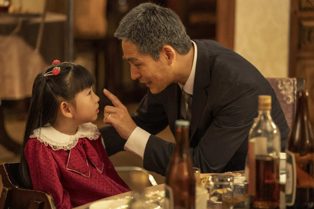 周渝民在《車頂上的玄天上帝》中一路扮演到阿公含飴弄孫，左為飾演芙月小時候的童星張絡扉  / 圖 甲上娛樂提供