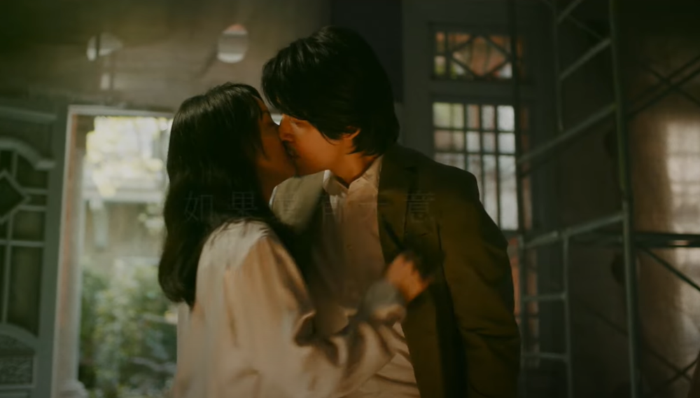 《車頂上的玄天上帝》正式預告曝光！　林依晨激情擁吻周渝民