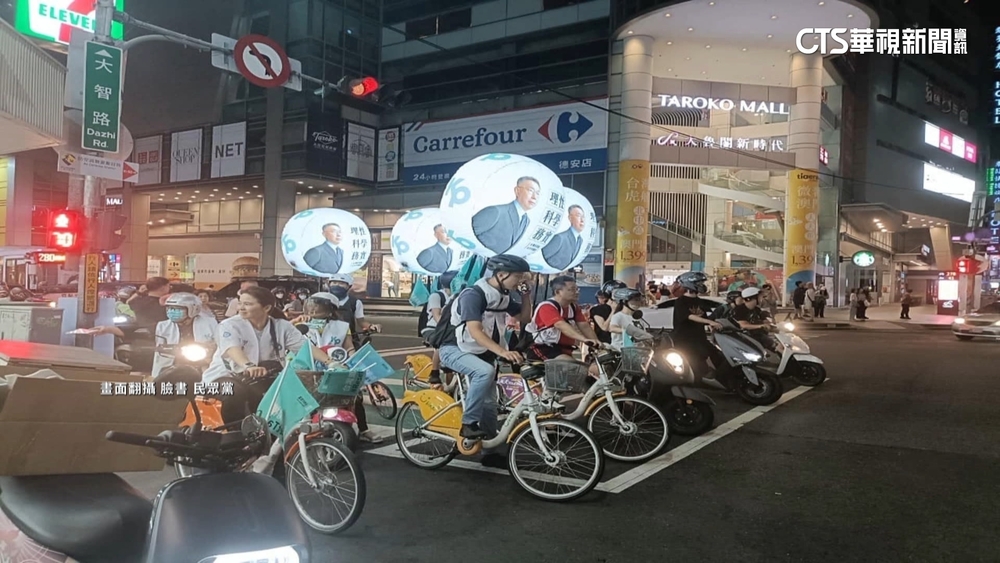 民眾黨背氣球騎YouBike造勢　警：宣傳物尺寸違規