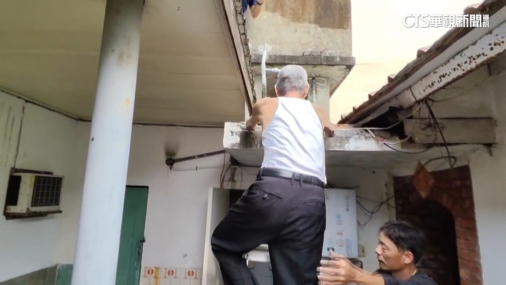 建商鐵皮圍籬擋家門　八旬夫妻外出靠爬屋頂