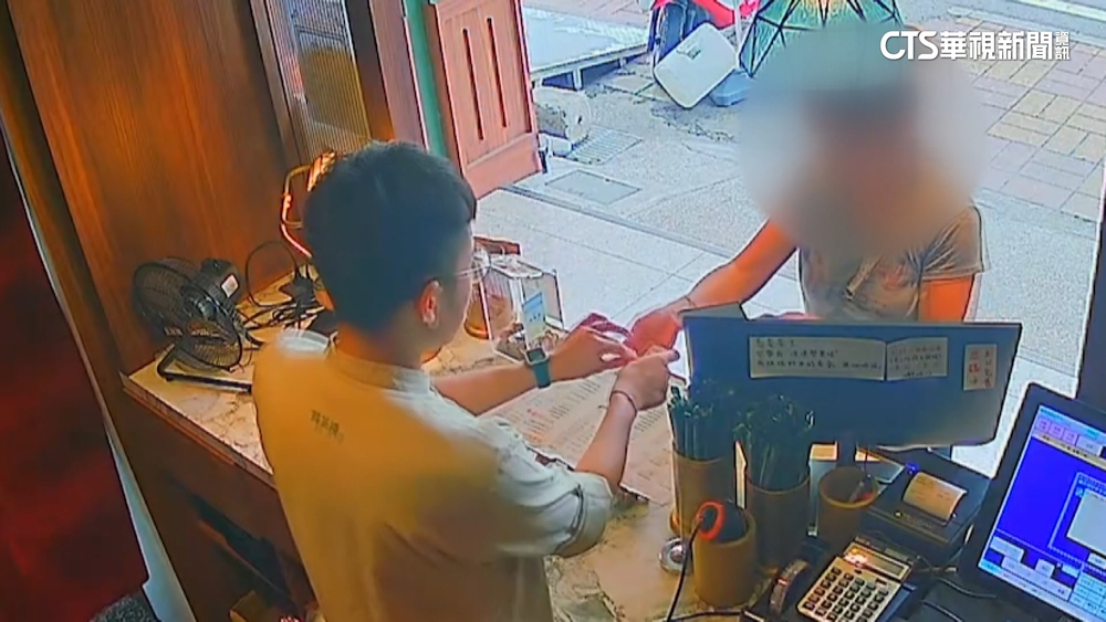 買飲料騙找錯錢　店家調監視器揪女「偷天換日」
