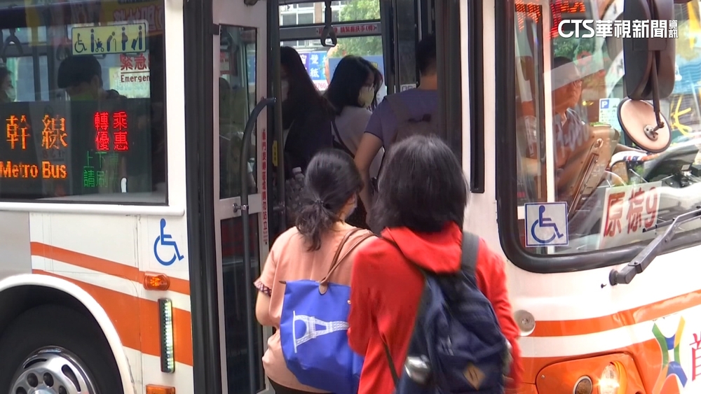 台塑搬內湖公車擠爆　上班族怨：排等3班上不去