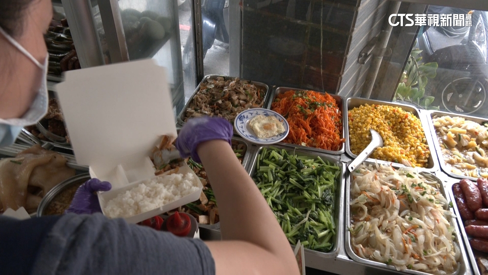 佛心！　40年麵館雙主餐便當100元　顧客:好便宜