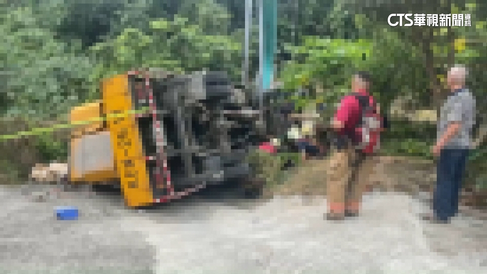 台南工程車翻覆！　1名維修路燈工人救出身亡