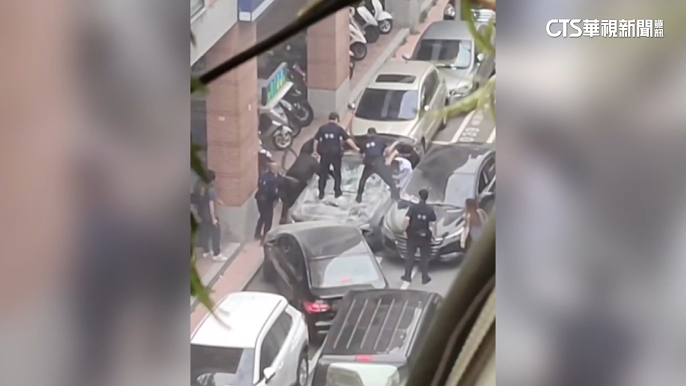 拒捕撞警車！　車上搜9把長短槍如「行動軍火庫」