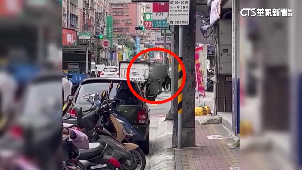 女童車內打翻工具箱父母爆爭執　竟害小孩摔車外